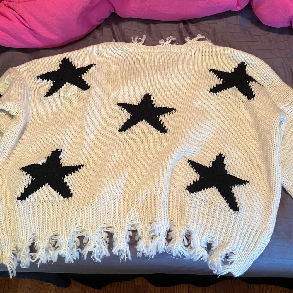 Distressed star sweater black and white